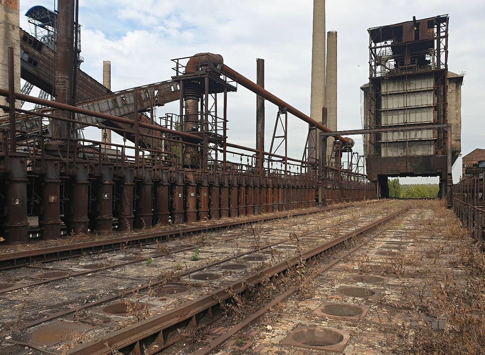 Obrázek 22: Horký strop koksárenské baterie, vzadu uhelná věž